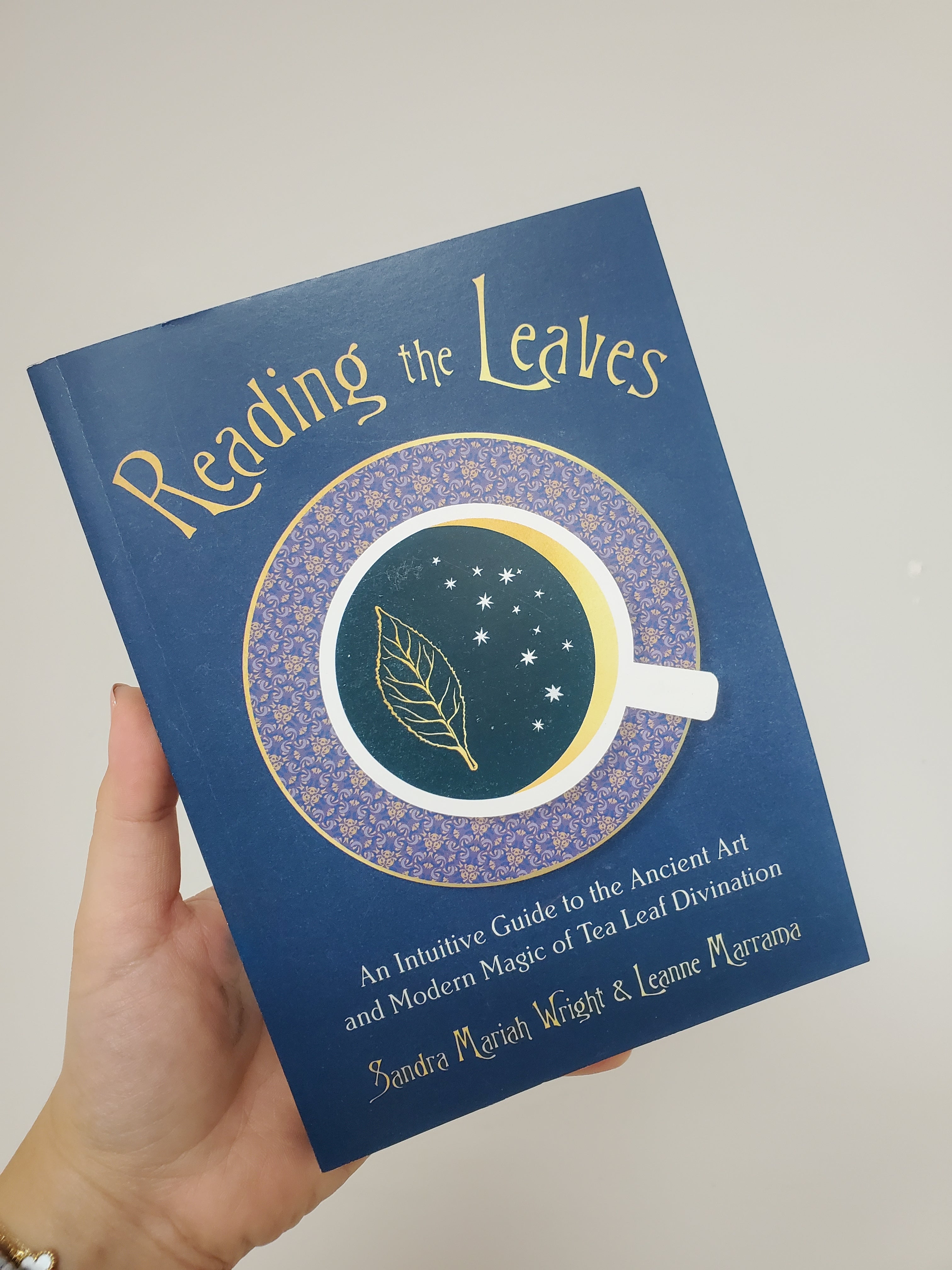 Reading the Leaves - An Intuitive Guide to the Ancient Art and Modern Magic of Tea Leaf Divination